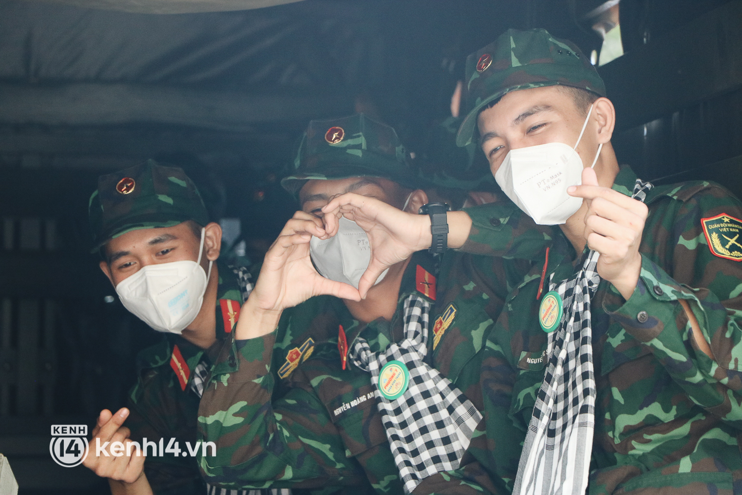 Chùm ảnh: Bộ đội bịn rịn vẫy tay tạm biệt người dân để trở về sau 2 tháng hỗ trợ TP.HCM chống dịch - Ảnh 12.