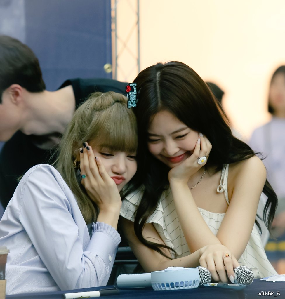 Trong BLACKPINK có cặp đôi Jennie - Lisa gấp đôi visual cực đã mắt, nhưng có bất hòa như lời đồn? - Ảnh 2. Trong BLACKPINK có cặp đôi Jennie - Lisa gấp đôi visual cực đã mắt, nhưng có bất hòa như lời đồn? - Ảnh 2.
