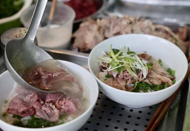 Người dân Hà Nội lúc này: Cuối cùng cũng được ăn phở sau hơn 80 ngày dài đằng đẵng! - Ảnh 10. Người dân Hà Nội lúc này: Cuối cùng cũng được ăn phở sau hơn 80 ngày dài đằng đẵng! - Ảnh 10.
