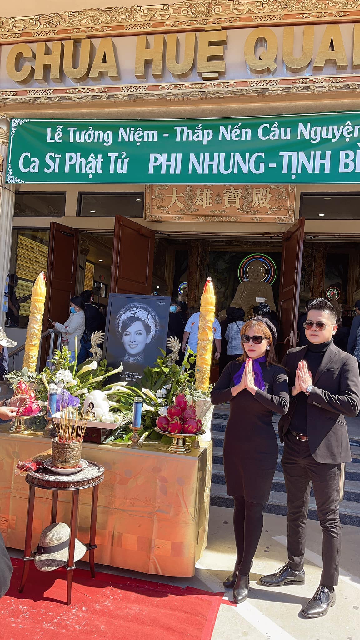 Hoàng Anh và bạn gái tin đồn xuất hiện tại tang lễ cố NS Phi Nhung, khoảnh khắc kề cận gây chú ý - Ảnh 4. Hoàng Anh và bạn gái tin đồn xuất hiện tại tang lễ cố NS Phi Nhung, khoảnh khắc kề cận gây chú ý - Ảnh 4.