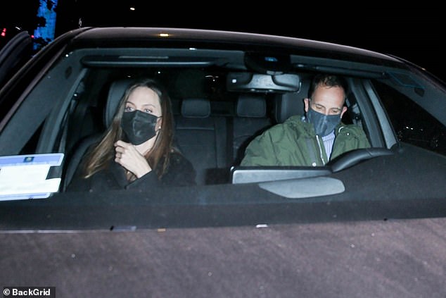 Angelina Jolie lại đi hẹn hò với chồng cũ, lộ ảnh trong xe làm dân tình rần rần: Liệu có tái hợp sau 20 năm? - Ảnh 3.