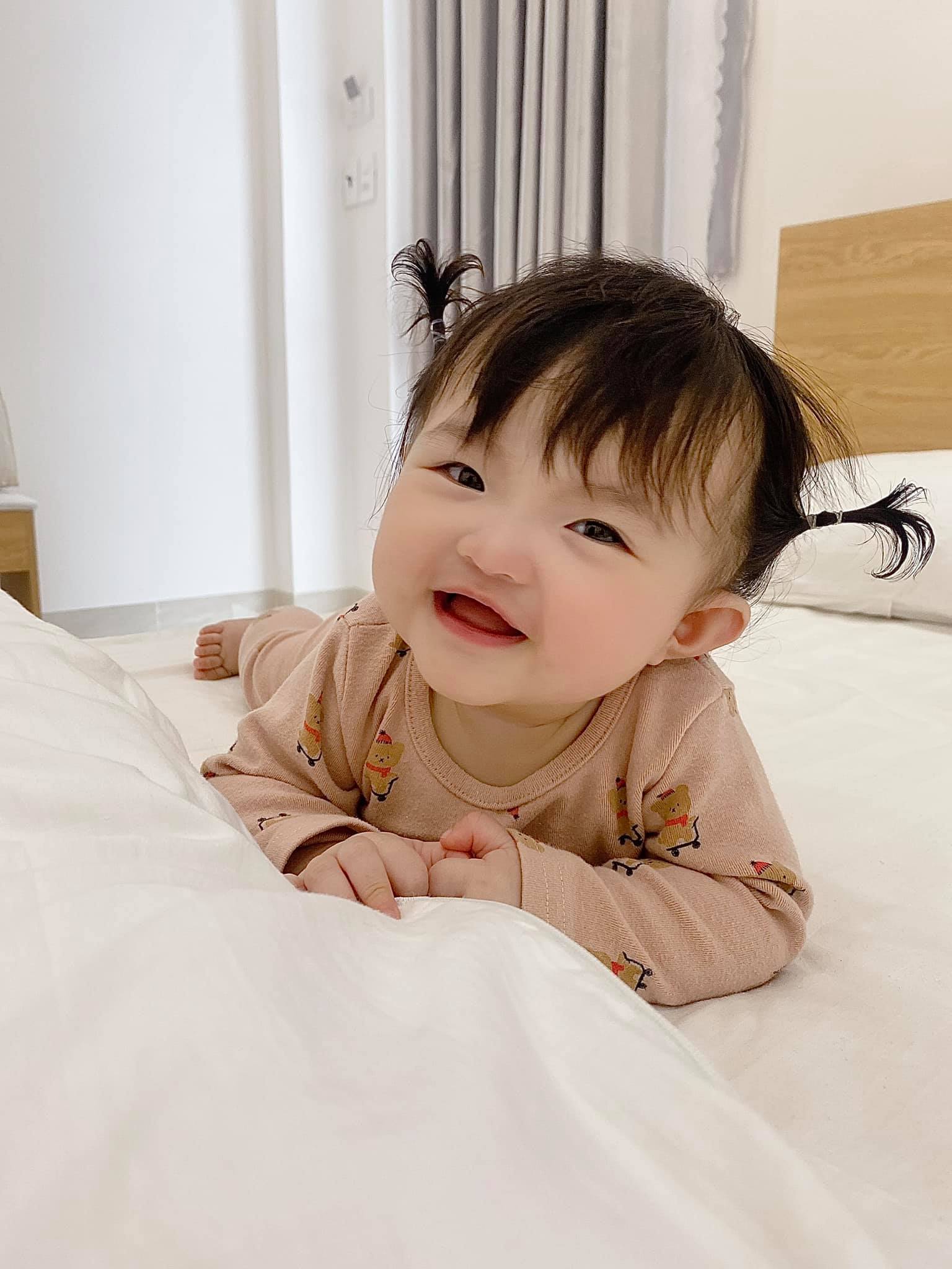 Netizen tranh cãi concept chụp hình gia đình Đông Nhi: Bố mẹ lên xiêm y sang chảnh nhưng con gái lại mặc độc mỗi chiếc tã lẻ loi - Ảnh 8. Netizen tranh cãi concept chụp hình gia đình Đông Nhi: Bố mẹ lên xiêm y sang chảnh nhưng con gái lại mặc độc mỗi chiếc tã lẻ loi - Ảnh 8.