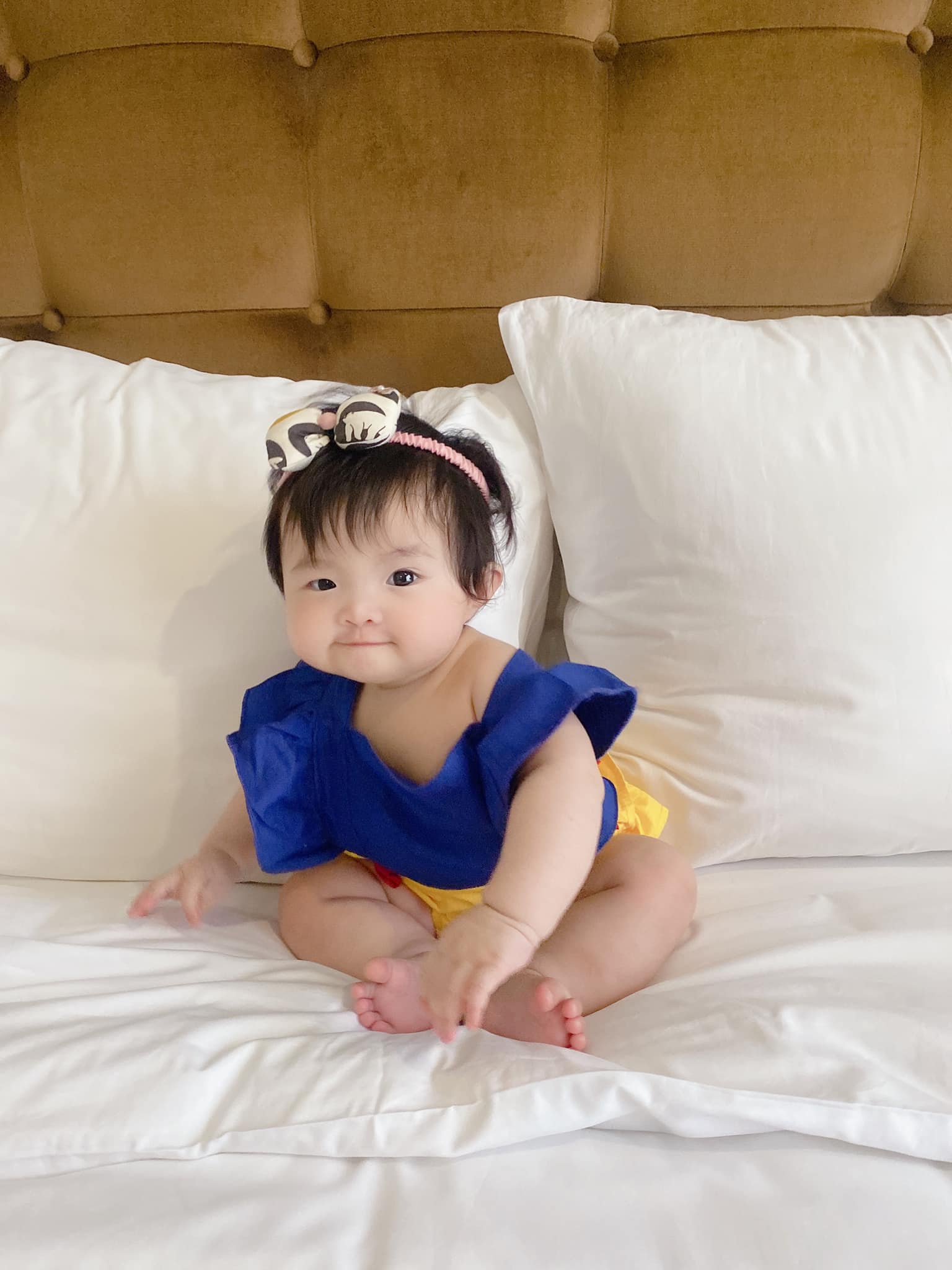 Netizen tranh cãi concept chụp hình gia đình Đông Nhi: Bố mẹ lên xiêm y sang chảnh nhưng con gái lại mặc độc mỗi chiếc tã lẻ loi - Ảnh 9. Netizen tranh cãi concept chụp hình gia đình Đông Nhi: Bố mẹ lên xiêm y sang chảnh nhưng con gái lại mặc độc mỗi chiếc tã lẻ loi - Ảnh 9.