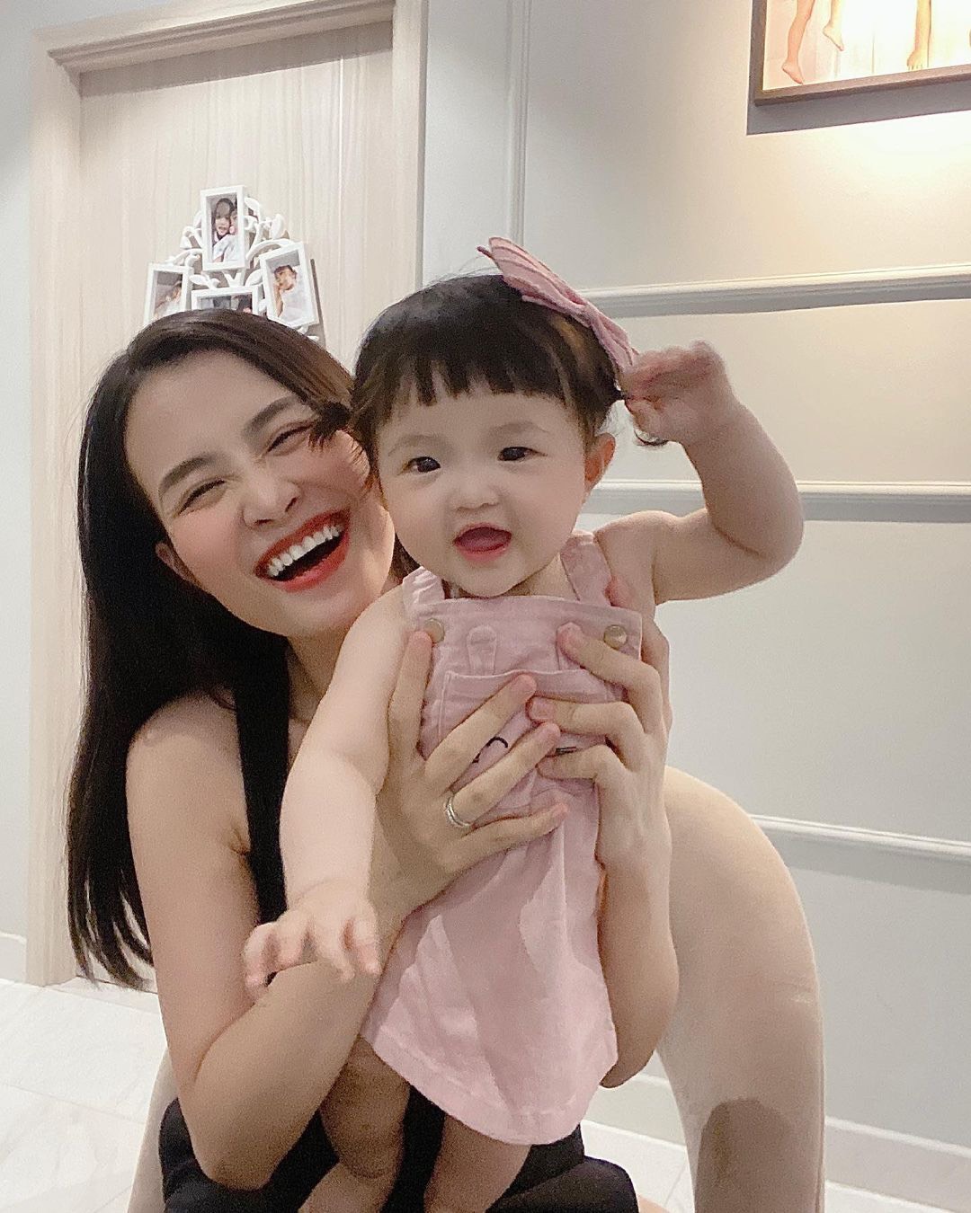 Netizen tranh cãi concept chụp hình gia đình Đông Nhi: Bố mẹ lên xiêm y sang chảnh nhưng con gái lại mặc độc mỗi chiếc tã lẻ loi - Ảnh 10. Netizen tranh cãi concept chụp hình gia đình Đông Nhi: Bố mẹ lên xiêm y sang chảnh nhưng con gái lại mặc độc mỗi chiếc tã lẻ loi - Ảnh 10.