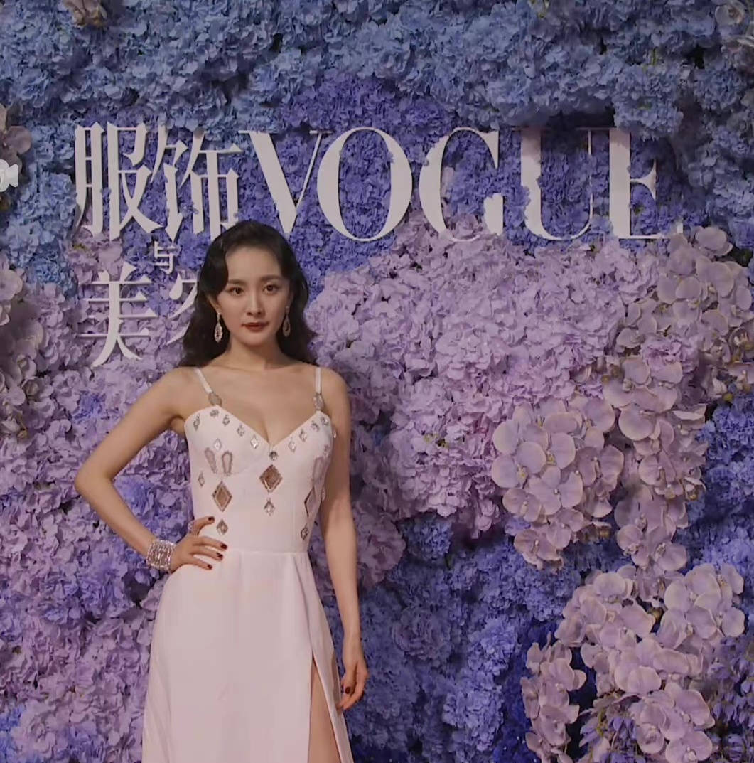 Dương Mịch cứu thảm đỏ nhộn nhạo hôm qua nhờ body nức nở: Vòng 1 căng tràn sexy, đôi chân mướt mát khó ai bì - Ảnh 6. Dương Mịch cứu thảm đỏ nhộn nhạo hôm qua nhờ body nức nở: Vòng 1 căng tràn sexy, đôi chân mướt mát khó ai bì - Ảnh 6.
