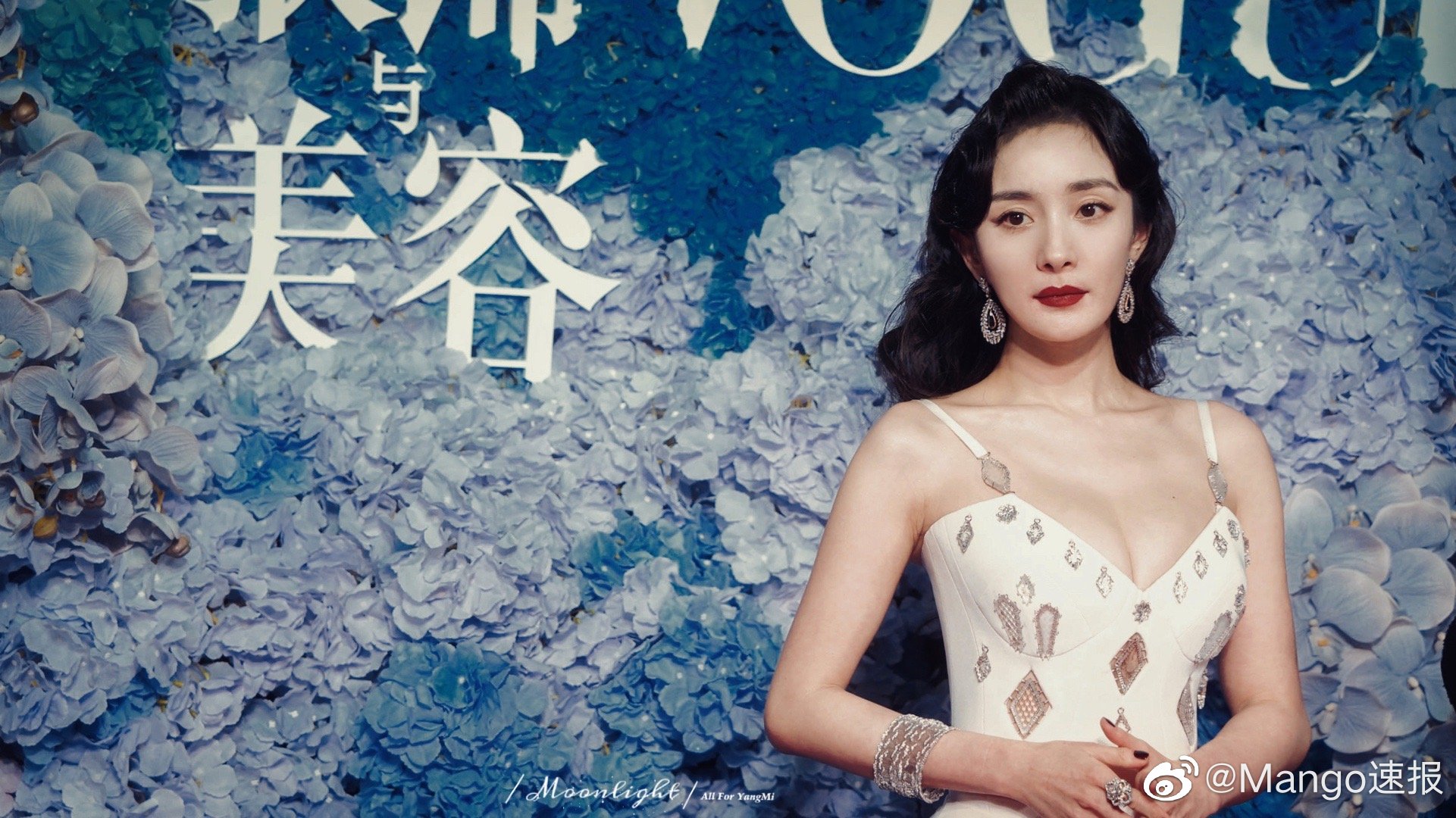 Dương Mịch cứu thảm đỏ nhộn nhạo hôm qua nhờ body nức nở: Vòng 1 căng tràn sexy, đôi chân mướt mát khó ai bì - Ảnh 2. Dương Mịch cứu thảm đỏ nhộn nhạo hôm qua nhờ body nức nở: Vòng 1 căng tràn sexy, đôi chân mướt mát khó ai bì - Ảnh 2.