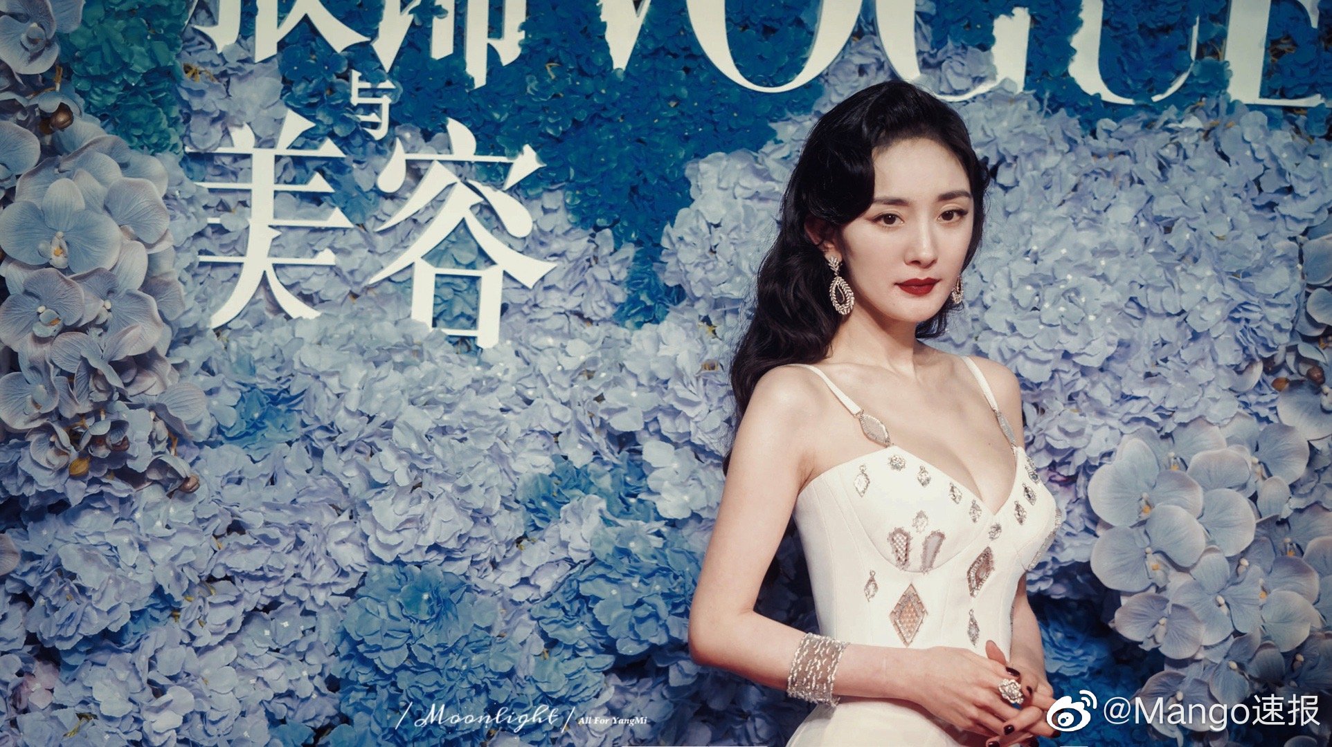 Dương Mịch cứu thảm đỏ nhộn nhạo hôm qua nhờ body nức nở: Vòng 1 căng tràn sexy, đôi chân mướt mát khó ai bì - Ảnh 3. Dương Mịch cứu thảm đỏ nhộn nhạo hôm qua nhờ body nức nở: Vòng 1 căng tràn sexy, đôi chân mướt mát khó ai bì - Ảnh 3.
