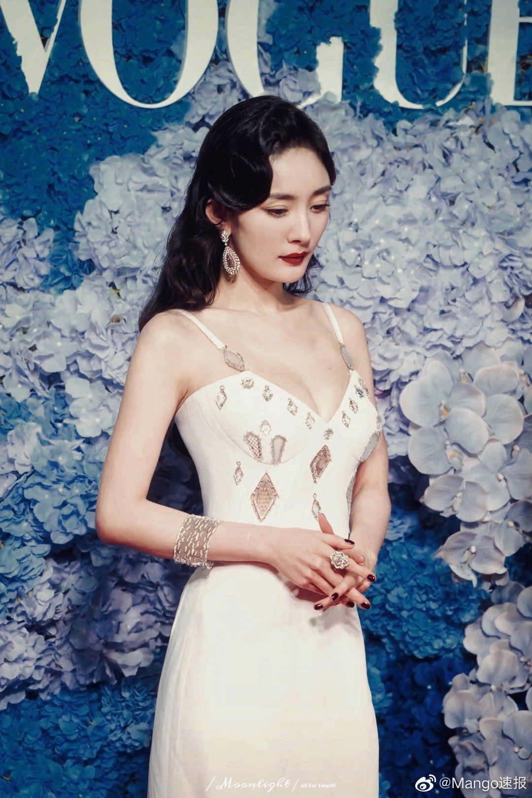 Dương Mịch cứu thảm đỏ nhộn nhạo hôm qua nhờ body nức nở: Vòng 1 căng tràn sexy, đôi chân mướt mát khó ai bì - Ảnh 4. Dương Mịch cứu thảm đỏ nhộn nhạo hôm qua nhờ body nức nở: Vòng 1 căng tràn sexy, đôi chân mướt mát khó ai bì - Ảnh 4.