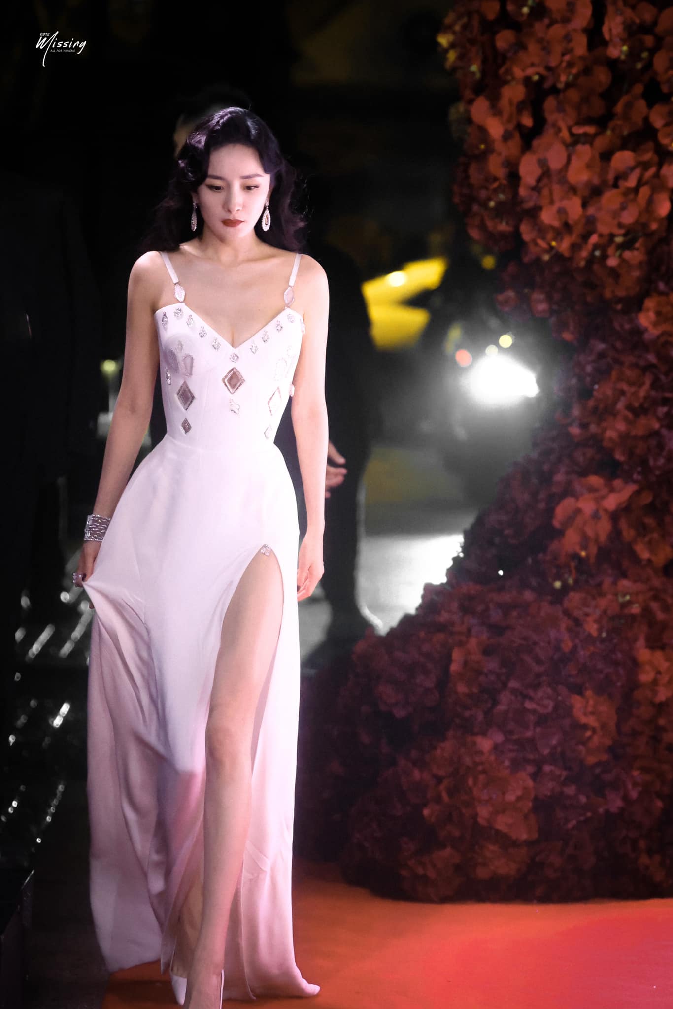 Dương Mịch cứu thảm đỏ nhộn nhạo hôm qua nhờ body nức nở: Vòng 1 căng tràn sexy, đôi chân mướt mát khó ai bì - Ảnh 7. Dương Mịch cứu thảm đỏ nhộn nhạo hôm qua nhờ body nức nở: Vòng 1 căng tràn sexy, đôi chân mướt mát khó ai bì - Ảnh 7.