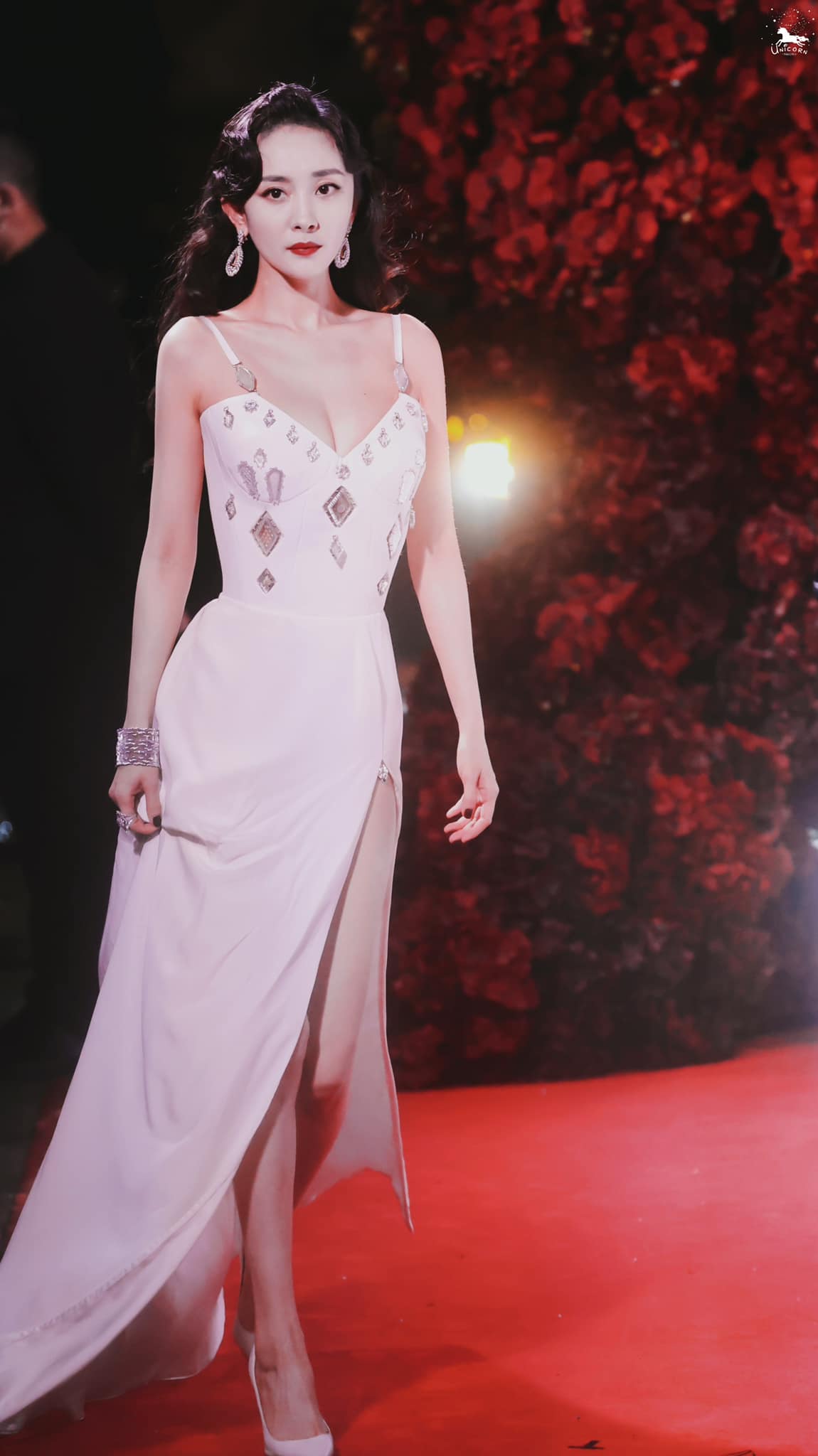 Dương Mịch cứu thảm đỏ nhộn nhạo hôm qua nhờ body nức nở: Vòng 1 căng tràn sexy, đôi chân mướt mát khó ai bì - Ảnh 8. Dương Mịch cứu thảm đỏ nhộn nhạo hôm qua nhờ body nức nở: Vòng 1 căng tràn sexy, đôi chân mướt mát khó ai bì - Ảnh 8.