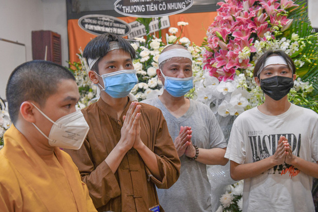 Hồ Văn Cường chỉ mặc 1 chiếc áo trong suốt 10 ngày từ dự lễ cầu siêu, nhận tiền cát-xê đến đi ra ngân hàng - Ảnh 3.