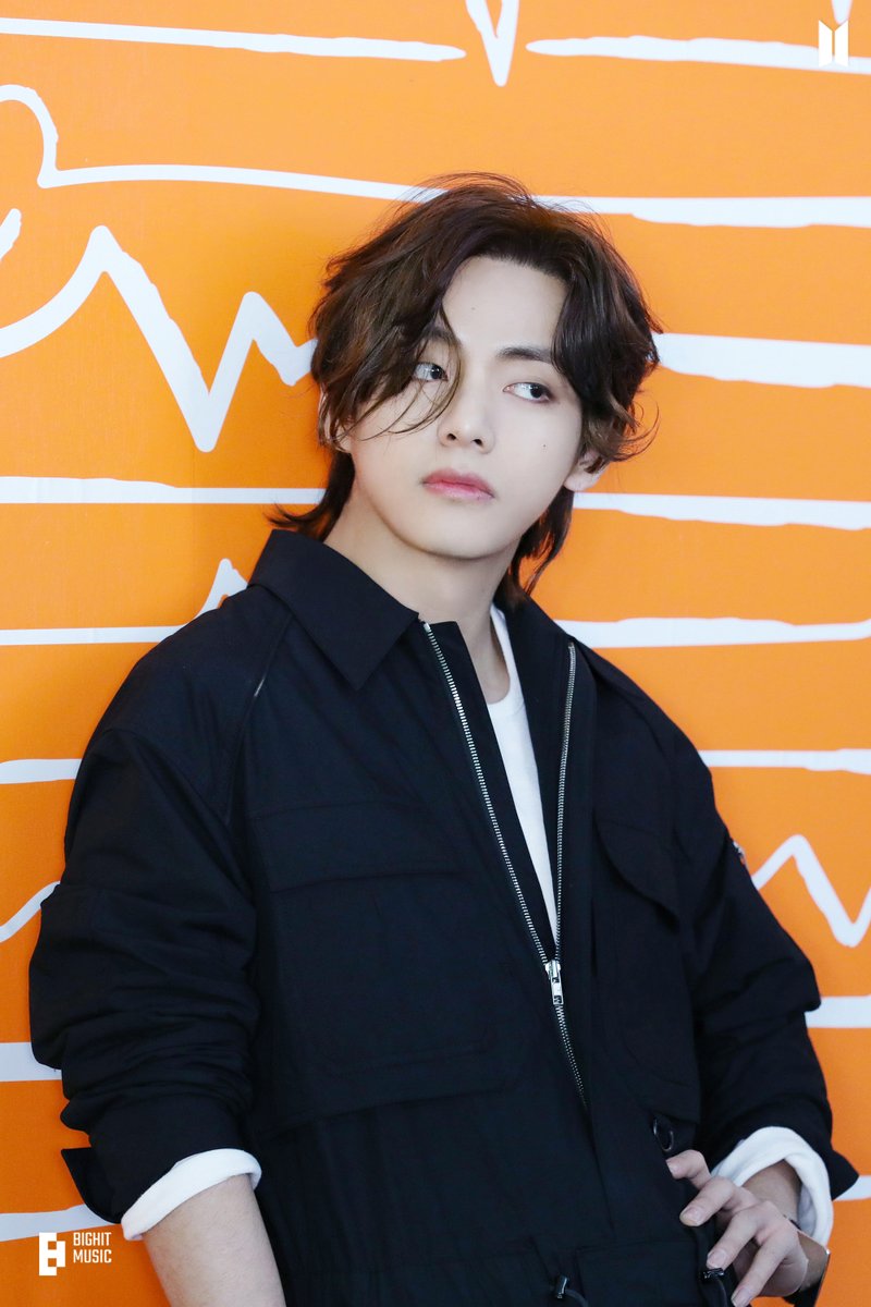 HOT: Nam thần V (BTS) bị tóm sống ảnh hẹn hò con gái chủ tịch tập đoàn khủng nhất nhì Hàn Quốc, HYPE phản ứng bất ngờ - Ảnh 4. HOT: Nam thần V (BTS) bị tóm sống ảnh hẹn hò con gái chủ tịch tập đoàn khủng nhất nhì Hàn Quốc, HYPE phản ứng bất ngờ - Ảnh 4.