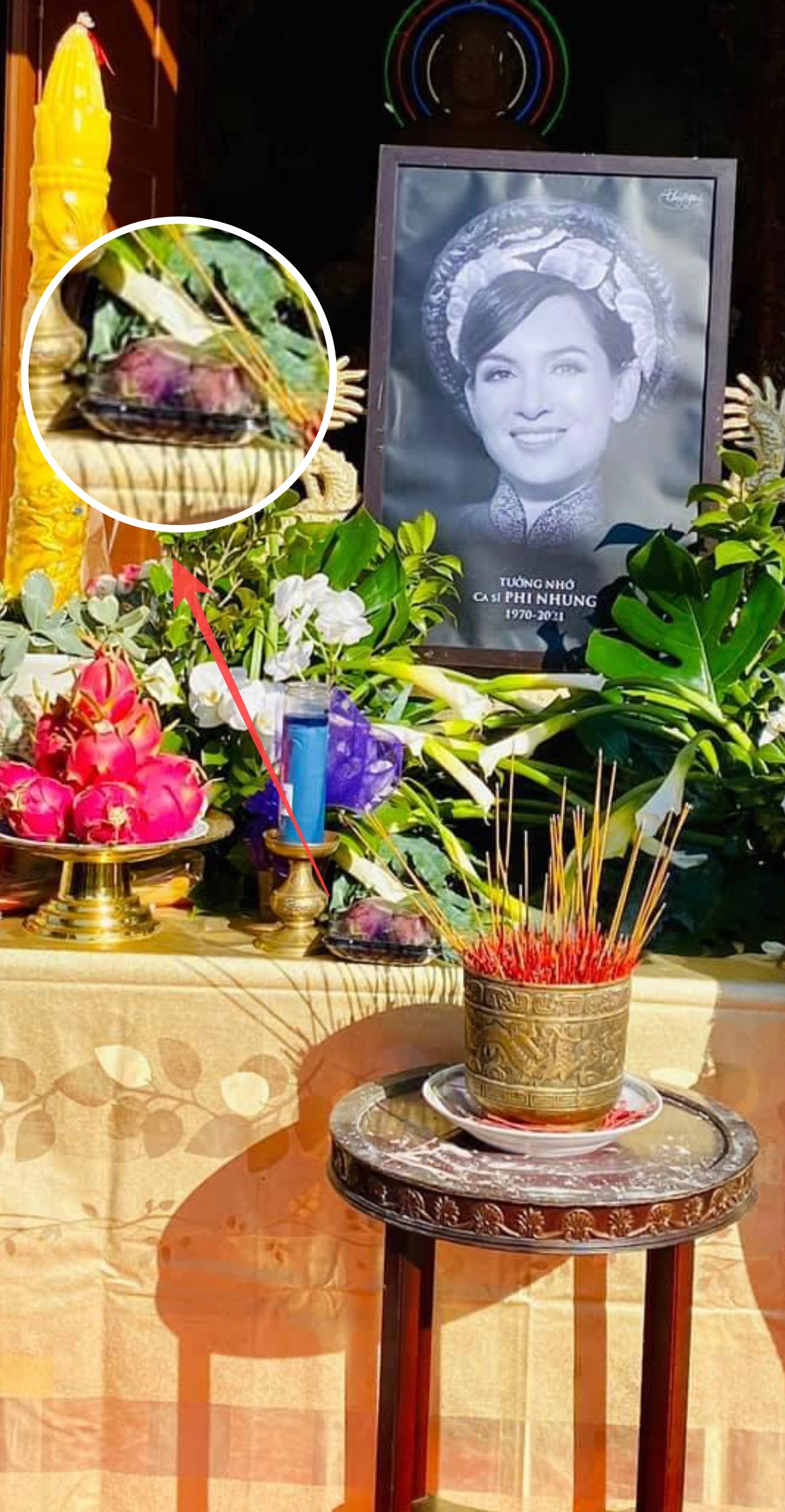 Trên bàn thờ cố ca sĩ Phi Nhung tại tang lễ Mỹ có đặt 1 món từng khiến NS Việt Hương khóc nghẹn khi nhắc đến! - Ảnh 2. Trên bàn thờ cố ca sĩ Phi Nhung tại tang lễ Mỹ có đặt 1 món từng khiến NS Việt Hương khóc nghẹn khi nhắc đến! - Ảnh 2.