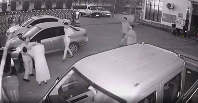 Clip: Lao ra đỡ cháu bé rơi từ tầng 3, người hùng bị thương nặng vùng mặt - Ảnh 3. Clip: Lao ra đỡ cháu bé rơi từ tầng 3, người hùng bị thương nặng vùng mặt - Ảnh 3.
