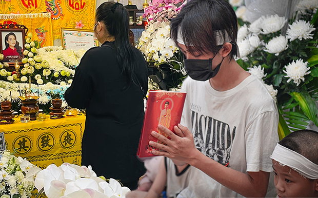 Hồ Văn Cường chỉ mặc 1 chiếc áo trong suốt 10 ngày từ dự lễ cầu siêu, nhận tiền cát-xê đến đi ra ngân hàng - Ảnh 2.