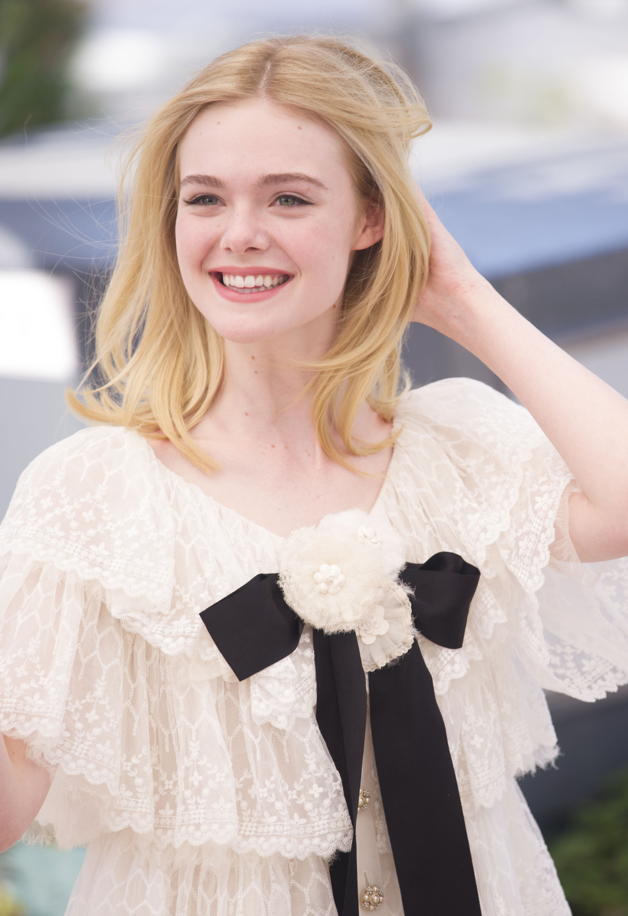 Còn đâu “công chúa” Elle Fanning đẹp như tiên tử ngày nào: Visual tuột dốc, sốc nhất là body lộ cả xương ngực - Ảnh 13. Còn đâu “công chúa” Elle Fanning đẹp như tiên tử ngày nào: Visual tuột dốc, sốc nhất là body lộ cả xương ngực - Ảnh 13.