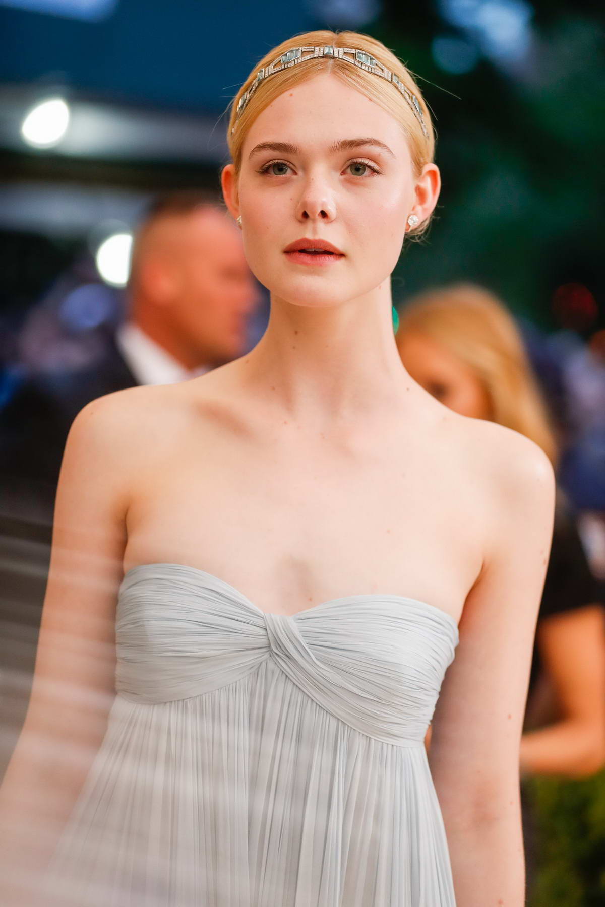 Còn đâu “công chúa” Elle Fanning đẹp như tiên tử ngày nào: Visual tuột dốc, sốc nhất là body lộ cả xương ngực - Ảnh 12. Còn đâu “công chúa” Elle Fanning đẹp như tiên tử ngày nào: Visual tuột dốc, sốc nhất là body lộ cả xương ngực - Ảnh 12.