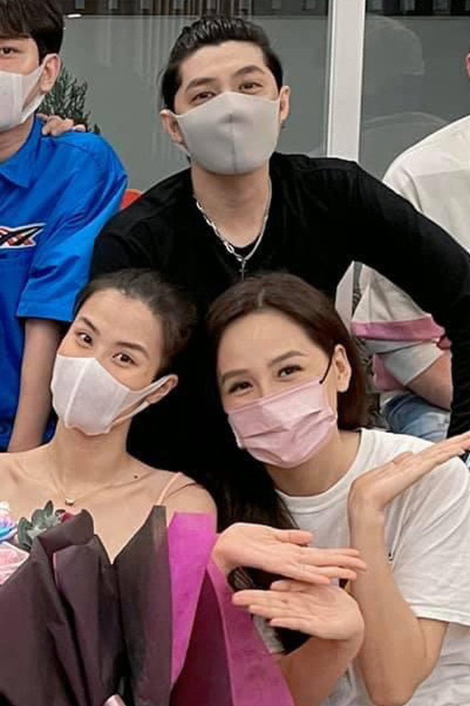 Mai Phương Thuý - Noo Phước Thịnh ngồi dính lấy nhau, còn bị soi bàn tay tình tứ biến Phạm Quỳnh Anh thành bóng đèn - Ảnh 4. Mai Phương Thuý - Noo Phước Thịnh ngồi dính lấy nhau, còn bị soi bàn tay tình tứ biến Phạm Quỳnh Anh thành bóng đèn - Ảnh 4.