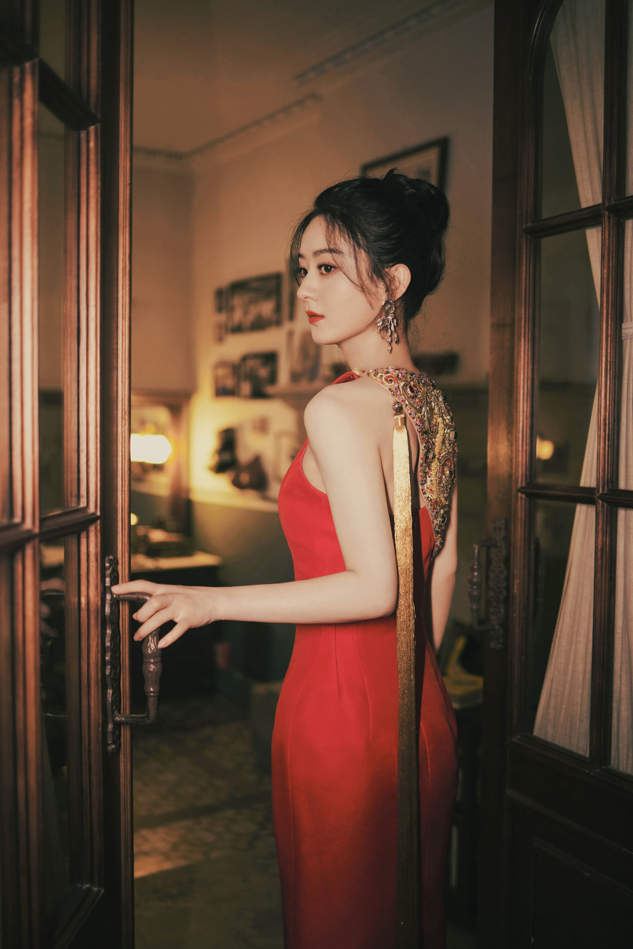 Triệu Lệ Dĩnh lên đồ như quý tộc khoe body đỉnh cao, ai dè ảnh livestream bóc sạch nhan sắc khác xa hậu trường PTS kỹ càng - Ảnh 5. Triệu Lệ Dĩnh lên đồ như quý tộc khoe body đỉnh cao, ai dè ảnh livestream bóc sạch nhan sắc khác xa hậu trường PTS kỹ càng - Ảnh 5.