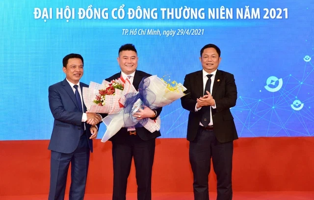 Tuyên bố sẽ giúp đỡ Hồ Văn Cường tiếp tục theo đuổi đam mê ca hát và học đại học, Bầu Thuỵ giàu cỡ nào? - Ảnh 2.