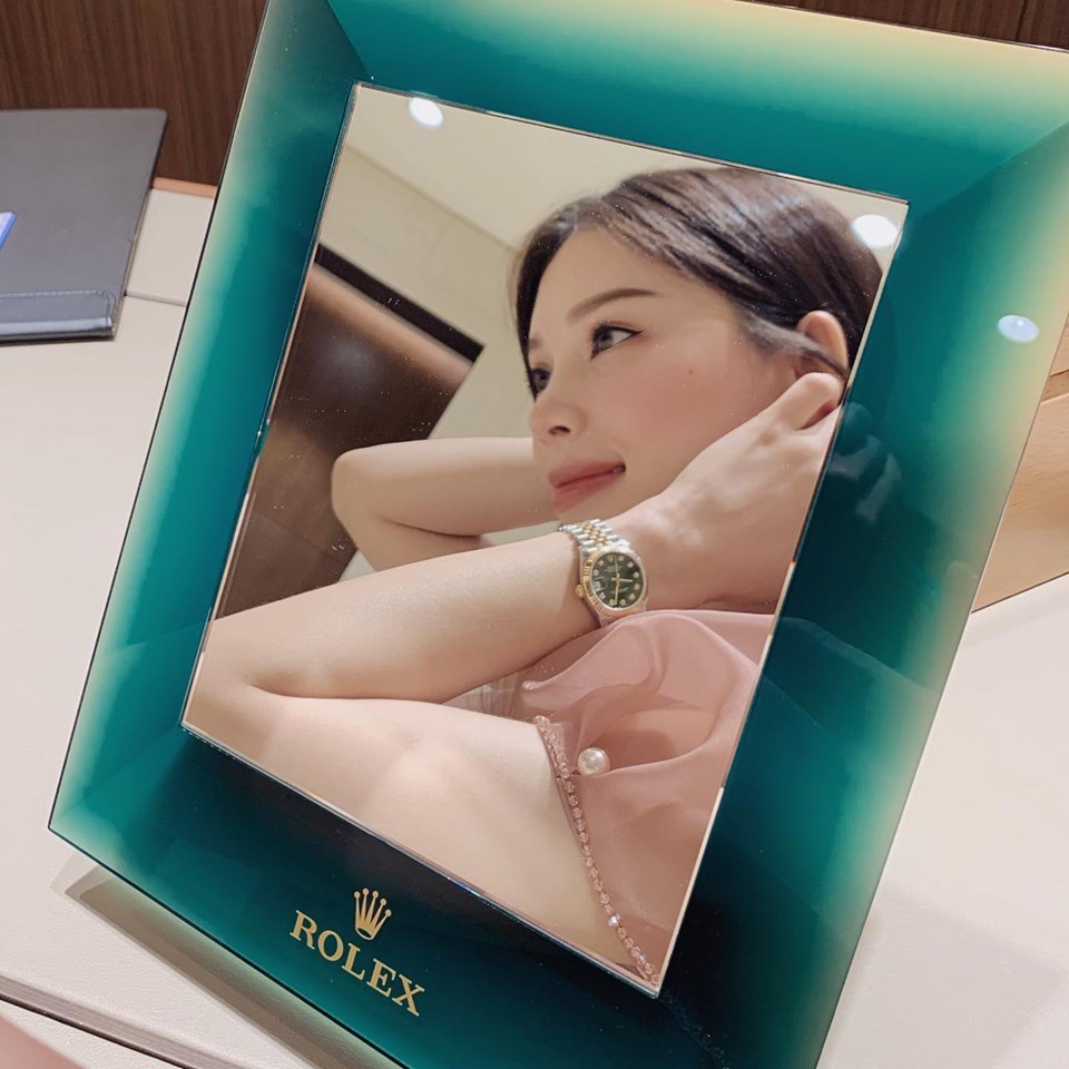 Khác với Hoa hậu nhảy đồng hồ 2 tỷ, loạt sao nữ Vbiz từng hãnh diện cho các em Rolex của mình dàn trận - Ảnh 2.