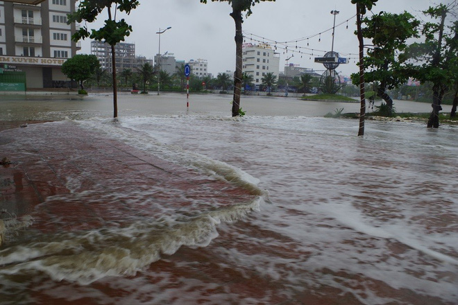 Mưa lớn và nước biển dâng tại TP. Sầm Sơn do ảnh hưởng bão số 8 - Ảnh 9.