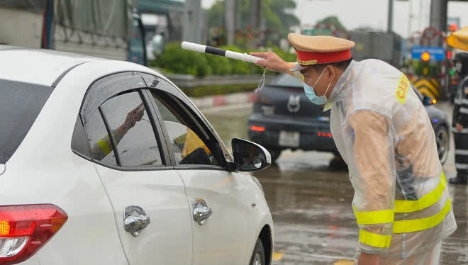 Hàng loạt tỉnh, thành vẫn yêu cầu phải có giấy xét nghiệm Covid-19 khi qua chốt - Ảnh 1.