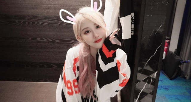 Bị fan th&aacute;ch 3 tỷ để chứng minh v&ograve;ng một tự nhi&ecirc;n, nữ streamer kh&ocirc;ng ngại vạch &aacute;o, x&aacute;c thực tại chỗ - Ảnh 1.