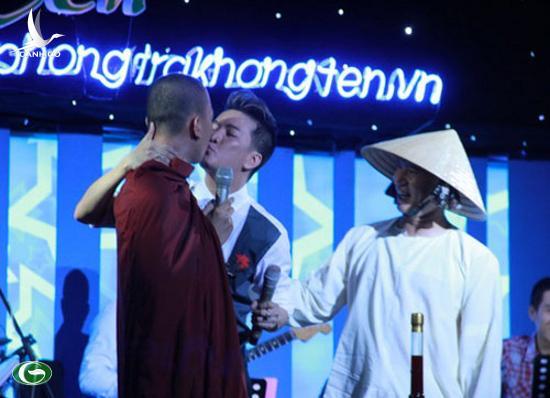 Đàm Vĩnh Hưng và 4 ồn ào chấn động: Bị công an triệu tập liên quan chuyện từ thiện, phẫn nộ nhất là khoá môi sư thầy - Ảnh 2. Đàm Vĩnh Hưng và 4 ồn ào chấn động: Bị công an triệu tập liên quan chuyện từ thiện, phẫn nộ nhất là khoá môi sư thầy - Ảnh 2.