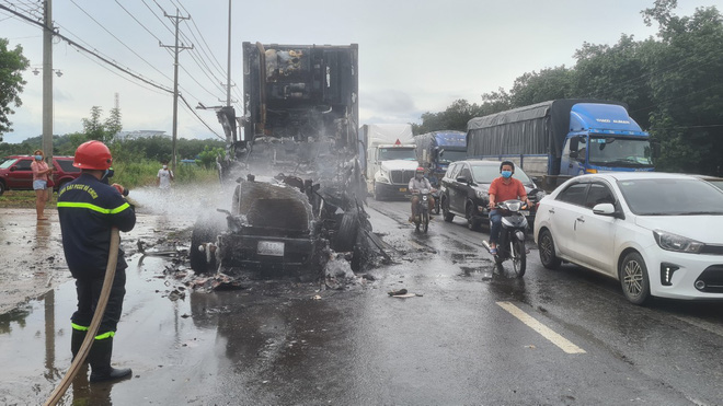 Kinh hoàng xe container đang đi thì bốc cháy ngùn ngụt, tài xế bung cửa bỏ chạy - Ảnh 2.