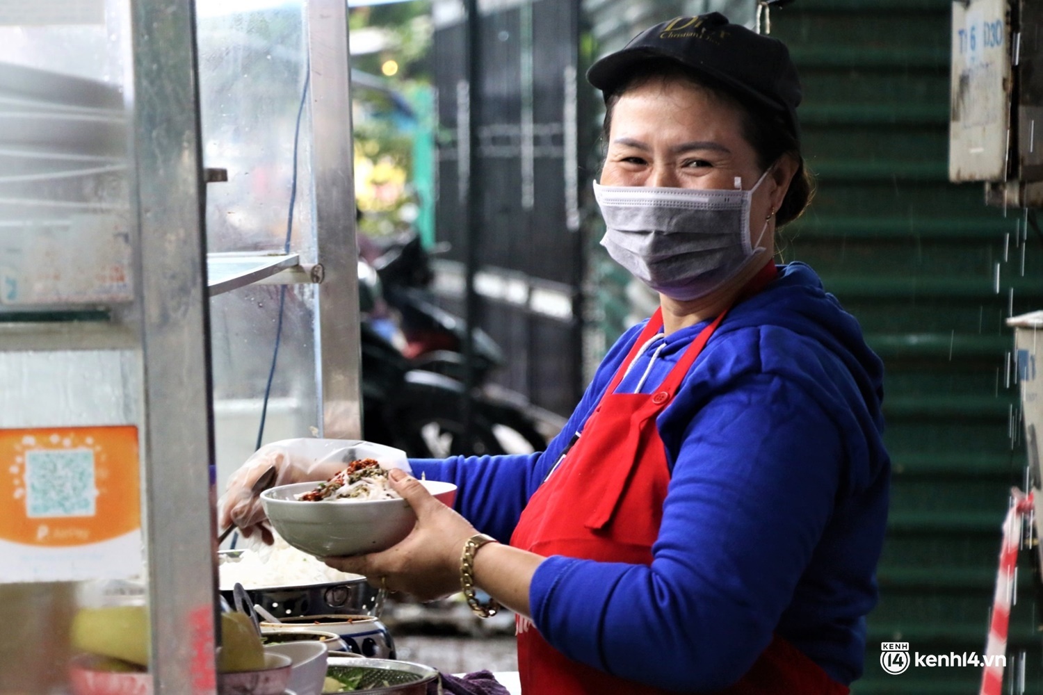 Hàng quán Đà Nẵng ngày đầu bán tại chỗ: Nơi tấp nập khách dù trời mưa, chỗ vẫn đóng cửa im lìm - Ảnh 12.