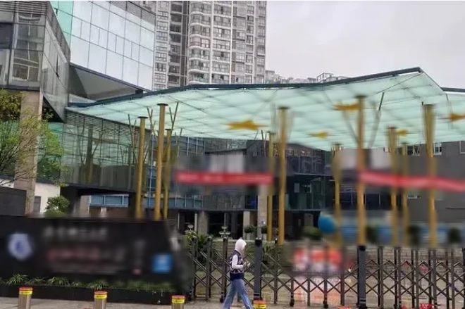 Chỉ vì 1 dòng tin nhắn mẹ gửi riêng cho cô giáo, bé gái 7 tuổi bị phụ huynh cả lớp đòi đuổi khỏi trường với lý do không tưởng - Ảnh 1. Chỉ vì 1 dòng tin nhắn mẹ gửi riêng cho cô giáo, bé gái 7 tuổi bị phụ huynh cả lớp đòi đuổi khỏi trường với lý do không tưởng - Ảnh 1.