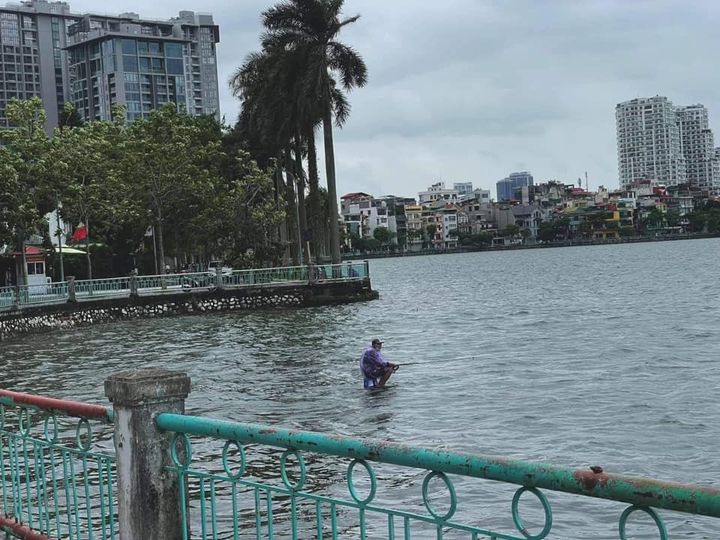 Ông chú ngồi trên mặt nước giữa hồ Tây câu cá khiến ai đi qua cũng choáng, hiểu ra sự thật thì tất cả đều khâm phục - Ảnh 1.