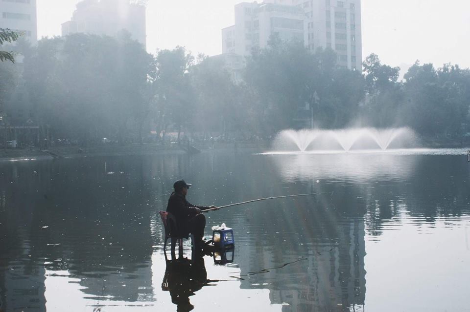 Ông chú ngồi trên mặt nước giữa hồ Tây câu cá khiến ai đi qua cũng choáng, hiểu ra sự thật thì tất cả đều khâm phục - Ảnh 4.