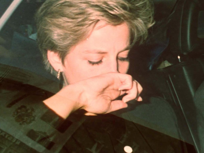 Chuyện bi thảm ít ai biết đằng sau khoảnh khắc Công nương Diana với vẻ mặt đau khổ bật khóc trong xe hơi - Ảnh 1.