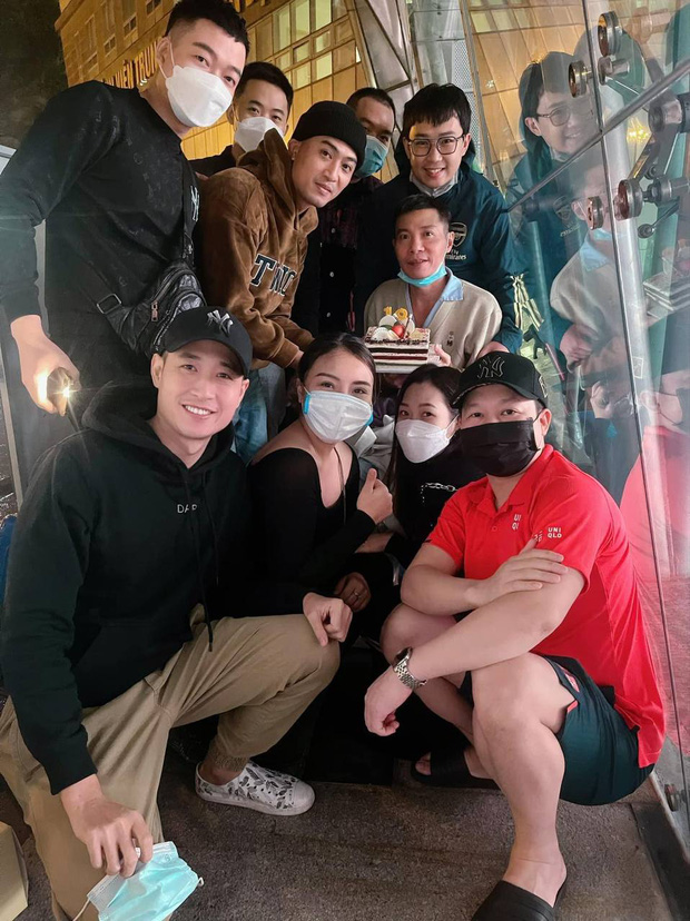 Vợ kém tuổi của NS Công Lý hé lộ tình trạng hiện tại của chồng sau gần 3 tháng nhập viện - Ảnh 7. Vợ kém tuổi của NS Công Lý hé lộ tình trạng hiện tại của chồng sau gần 3 tháng nhập viện - Ảnh 7.
