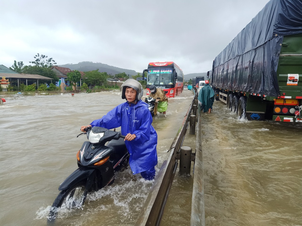 Miền Trung mưa bão dữ dội, nhiều người mất tích, lốc xoáy hàng chục nhà tốc mái - Ảnh 2.