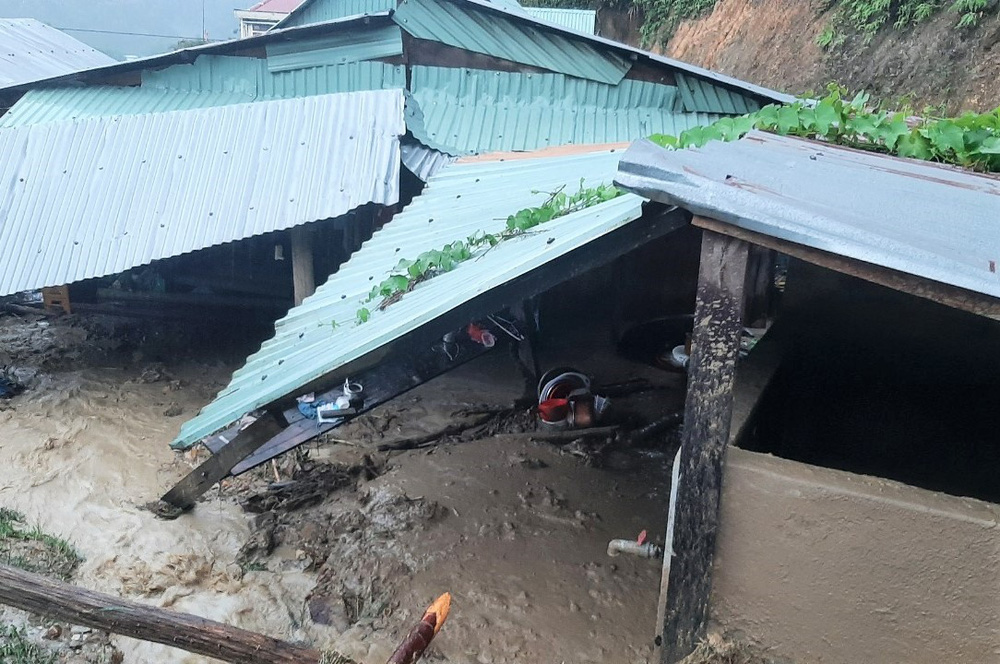 Miền Trung mưa bão dữ dội, nhiều người mất tích, lốc xoáy hàng chục nhà tốc mái - Ảnh 8.