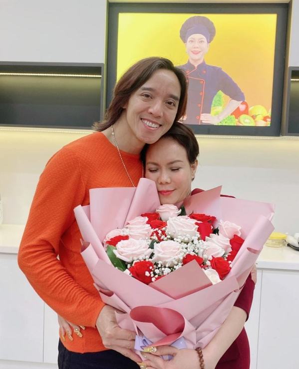 Lo xong hậu sự Phi Nhung và mẹ nuôi, vợ chồng NS Việt Hương về đến Việt Nam giữa loạt thông tin tiêu cực bị lan truyền! - Ảnh 8. Lo xong hậu sự Phi Nhung và mẹ nuôi, vợ chồng NS Việt Hương về đến Việt Nam giữa loạt thông tin tiêu cực bị lan truyền! - Ảnh 8.