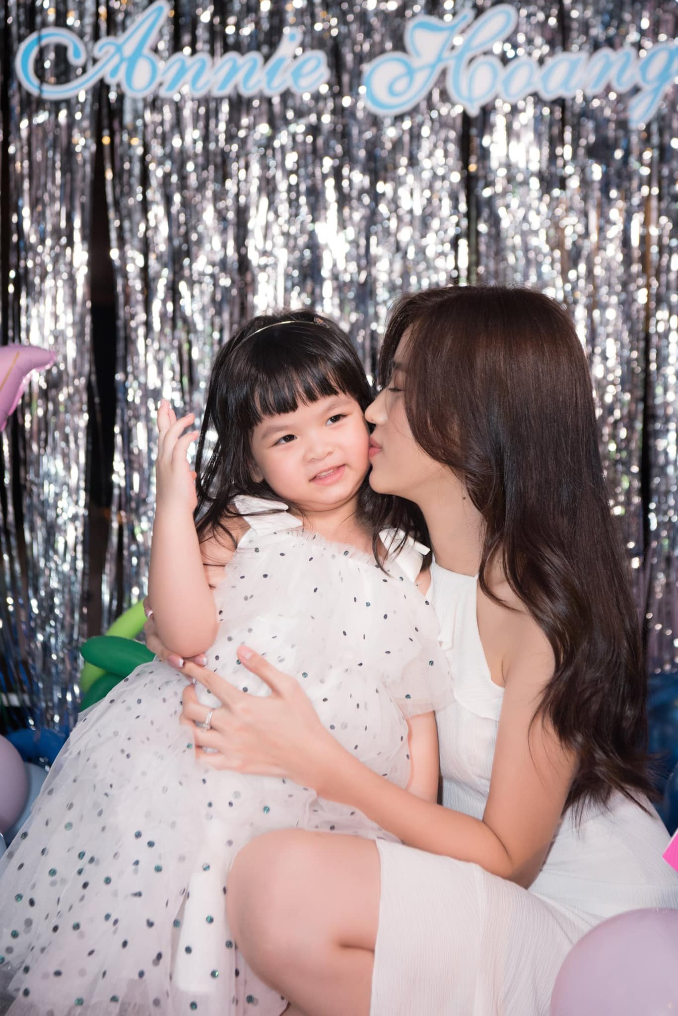 Cô tiểu thư Vbiz hot nhất hôm nay: Được Tiểu Vy, Đỗ Hà và dàn Hoa hậu, Á hậu tới dự sinh nhật, danh tính gây bất ngờ! - Ảnh 2. Cô tiểu thư Vbiz hot nhất hôm nay: Được Tiểu Vy, Đỗ Hà và dàn Hoa hậu, Á hậu tới dự sinh nhật, danh tính gây bất ngờ! - Ảnh 2.