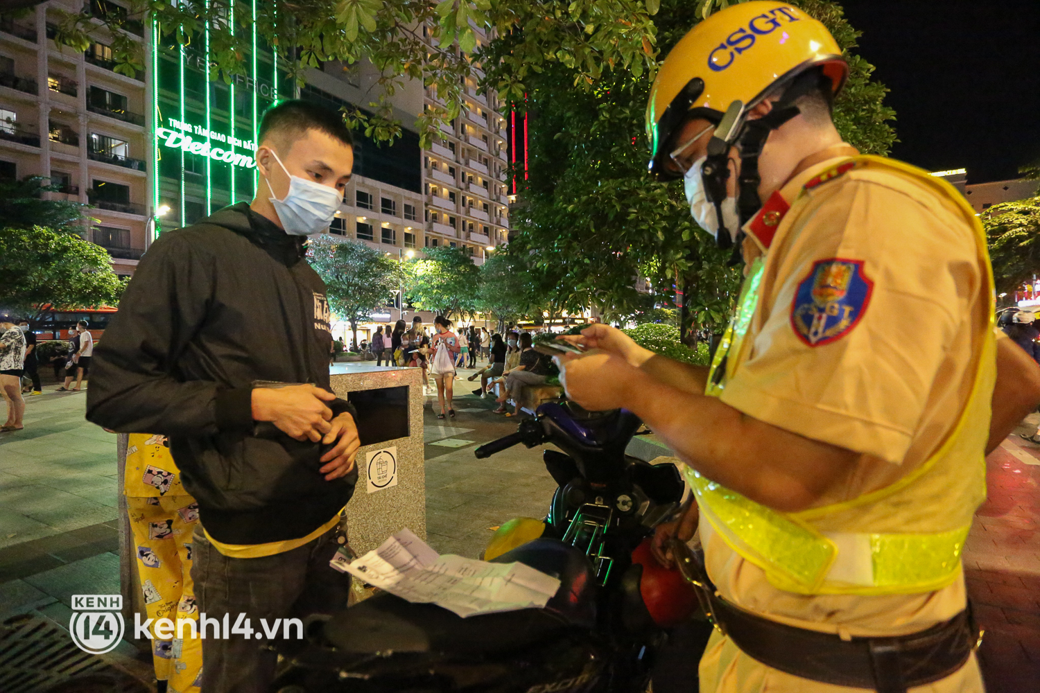 TP.HCM: Tụ tập đông người và không đeo khẩu trang ở phố đi bộ Nguyễn Huệ, thêm nhiều người bị xử phạt - Ảnh 9.