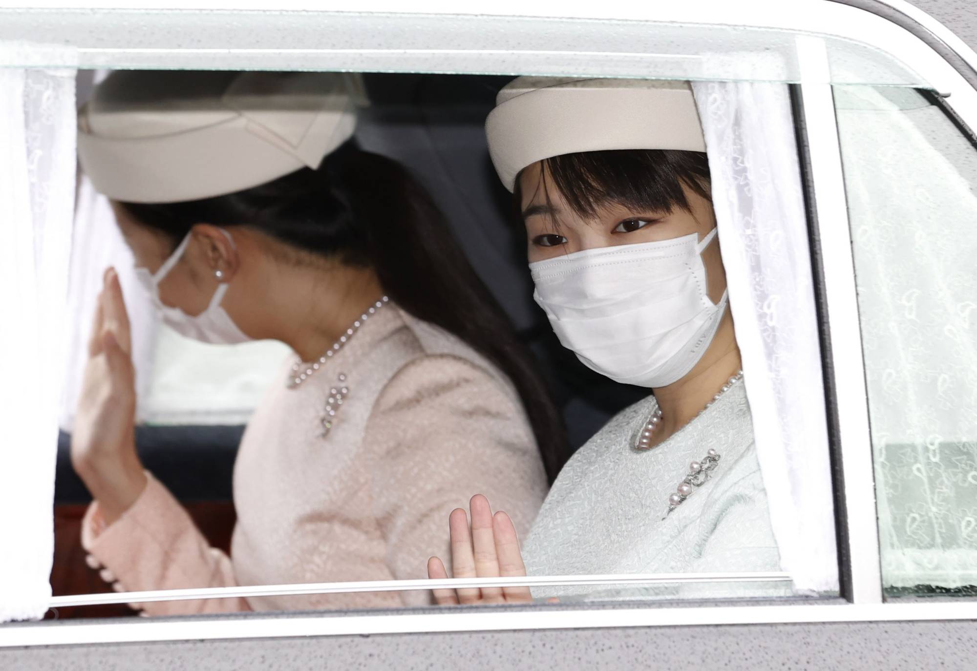 Công chúa Nhật Bản lần cuối thực hiện nghĩa vụ hoàng gia trước khi mất tước vị, thái độ khi vẫy tay chào dân chúng gây chú ý - Ảnh 3.