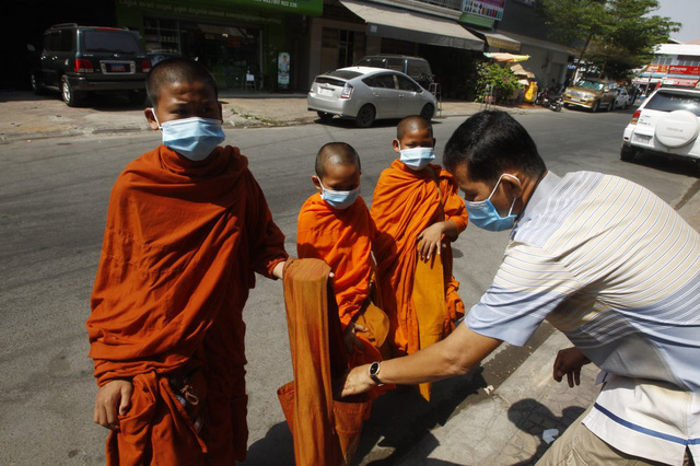 Indonesia đứng trước nguy cơ làn sóng dịch mới, Nga ghi nhận số ca mắc/ngày cao kỷ lục - Ảnh 2.