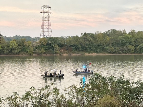 Người phụ nữ gốc Việt cùng 2 con biến mất không dấu vết 20 năm trước, cảnh sát bất ngờ tìm được manh mối dưới sông - Ảnh 2.