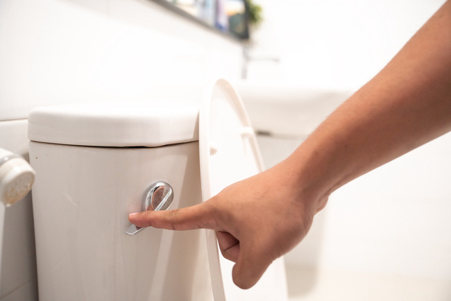  Khi bị t&aacute;o b&oacute;n m&agrave; xuất hiện một trong những dấu hiệu sau, chuy&ecirc;n gia cảnh b&aacute;o bạn n&ecirc;n đi kh&aacute;m c&agrave;ng sớm c&agrave;ng tốt  - Ảnh 3.