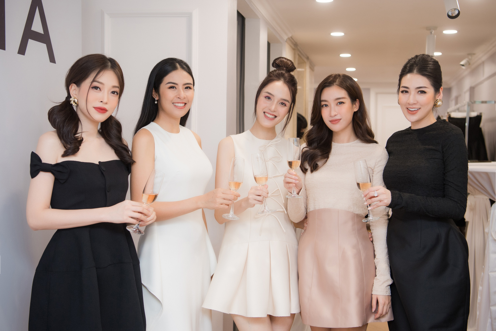 Sự kiện đầu tiên hậu giãn cách: Đỗ Mỹ Linh - Tú Anh đọ sắc, Phương Nga trông thế nào mà lại vướng tin đồn bầu bí? - Ảnh 2. Sự kiện đầu tiên hậu giãn cách: Đỗ Mỹ Linh - Tú Anh đọ sắc, Phương Nga trông thế nào mà lại vướng tin đồn bầu bí? - Ảnh 2.