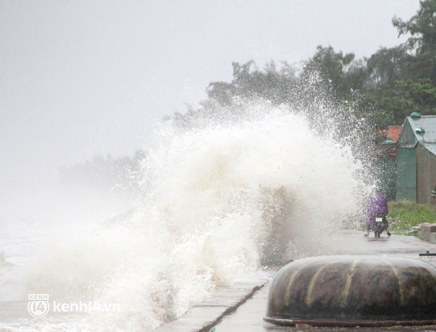 Cận cảnh kè biển tiền tỷ ở Nghệ An bị sóng đánh vỡ nát sau bão - Ảnh 1.