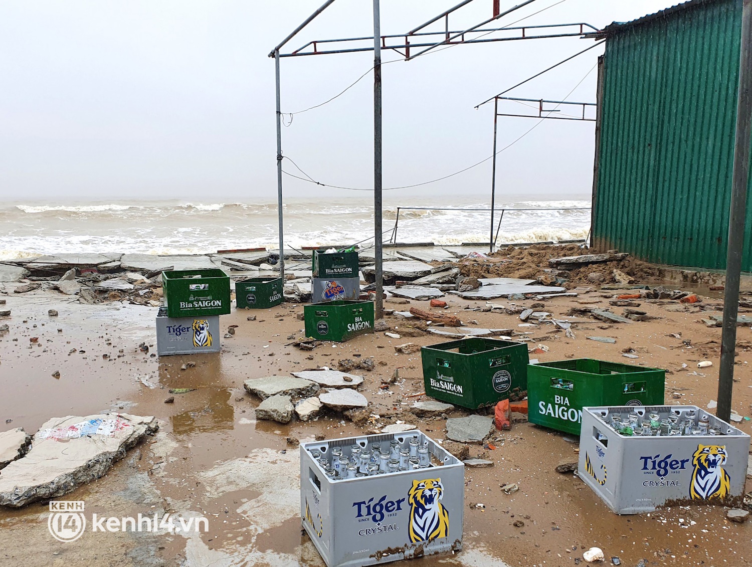Cận cảnh kè biển tiền tỷ ở Nghệ An bị sóng đánh vỡ nát sau bão - Ảnh 10.