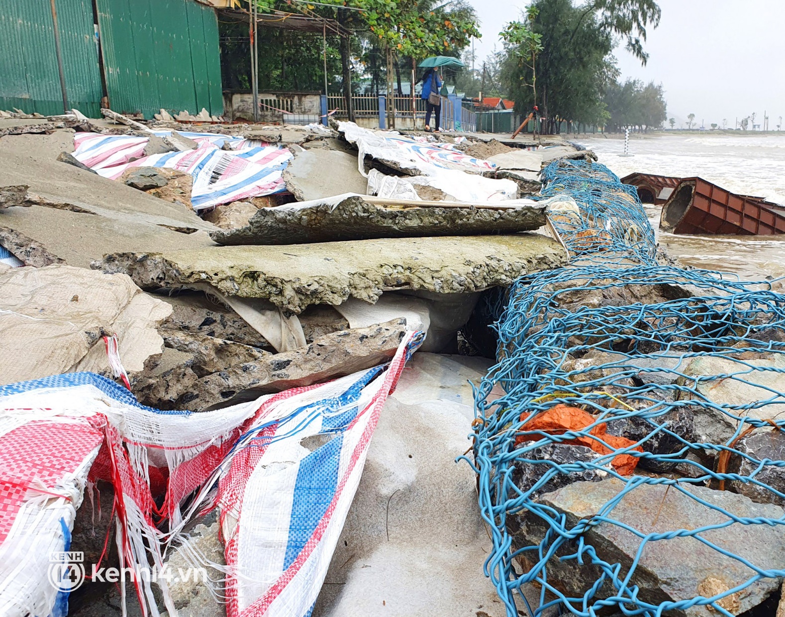Cận cảnh kè biển tiền tỷ ở Nghệ An bị sóng đánh vỡ nát sau bão - Ảnh 2.