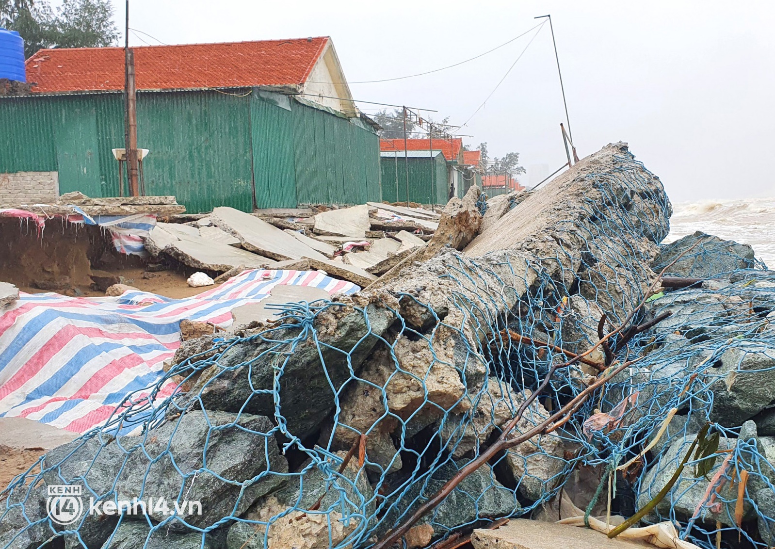Cận cảnh kè biển tiền tỷ ở Nghệ An bị sóng đánh vỡ nát sau bão - Ảnh 3.